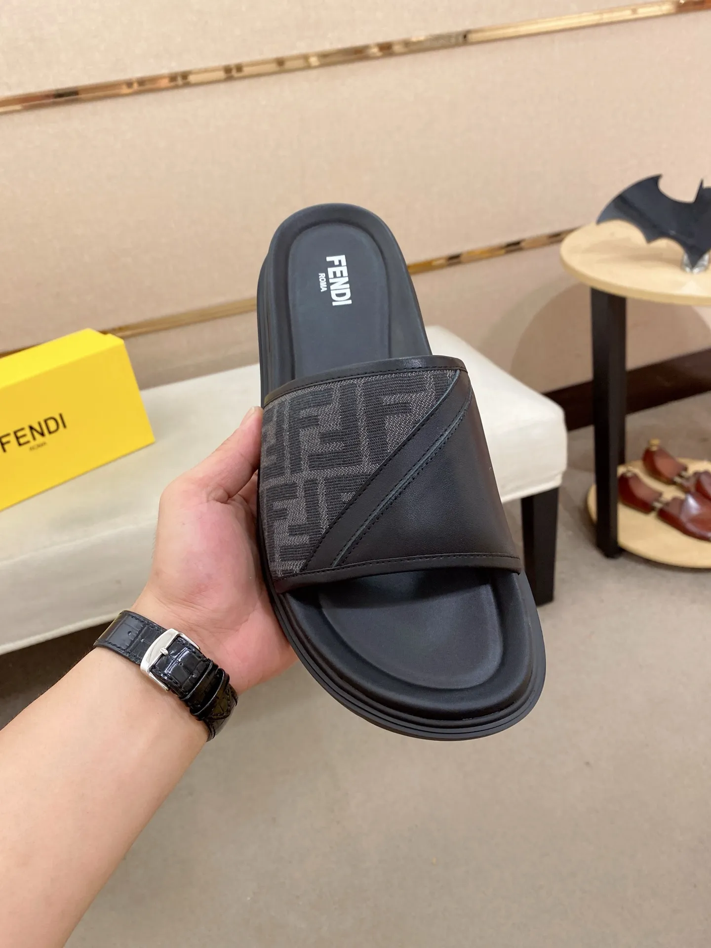 Factory price: 320💰 [Fendi Slippers] High-end brand of men's shoes, official website 1:1 latest masterpiece: original mold customization, the fabric is made of imported original materials, upgraded outsole, lighter and non-slip. The market's top quality, simple yet tasteful, a must-have for fashionistas, fashionable at your feet, full of confidence, the same style at the counter 👍The season of summer slippers is here. Code: 38-44 (45 is custom-made and cannot be returned or exchanged)